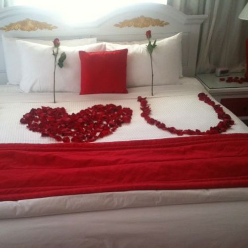 You & Me Bed Of Roses | Romantic Gesture