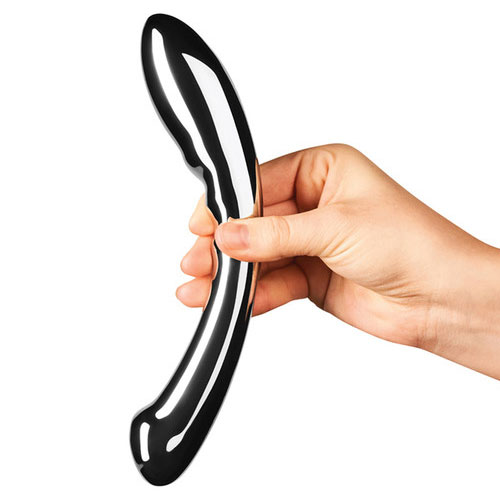Holding Le Wand Arch